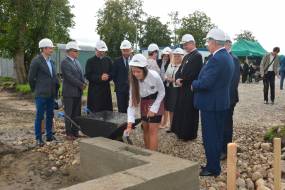 Uroczyste wmurowanie kamienia węgielnego pod rozbudowę Szkoły Podstawowej w Cedrach Wielkich.