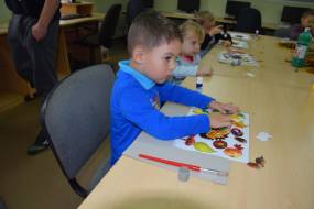 ŻOKiS zorganizował jesienne warsztaty plastyczne dla dzieci.