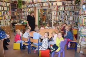 Wizyta przedszkolaków z okazji obchodów 100-lecia Niepodległości Polski w Gminnej Bibliotece Publicznej w Cedrach Wielkich