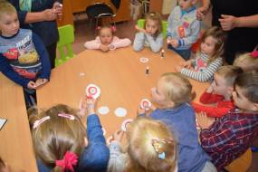 Wizyta przedszkolaków z okazji obchodów 100-lecia Niepodległości Polski w Gminnej Bibliotece Publicznej w Cedrach Wielkich