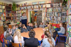 Wizyta uczniów z klas II oraz III Szkoły Podstawowej w Wocławach w Gminnej Bibliotece Publicznej w Cedrach Wielkich