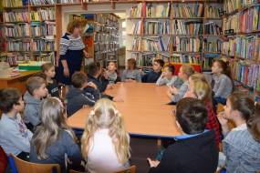 Wizyta uczniów z klas II oraz III Szkoły Podstawowej w Wocławach w Gminnej Bibliotece Publicznej w Cedrach Wielkich